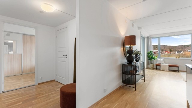 Leiligheten har to gode soverom, begge med adkomst via egen gang med videre adkomst til badet