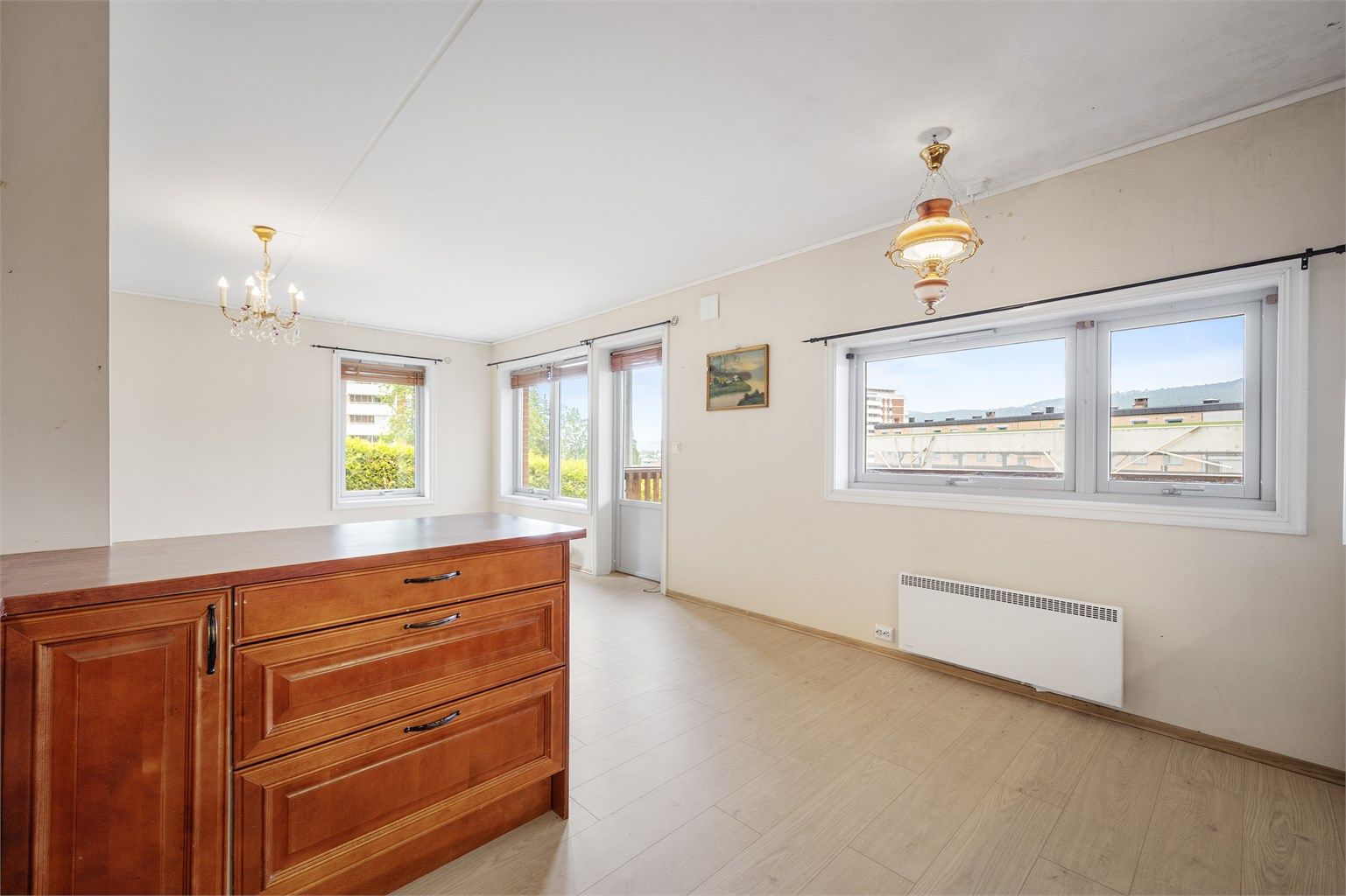 Kjøkkenet er utstyrt med integrert stekeovn og nedfelt platetopp med ventilator under overskap. Nisjer for frittstående kjøleskap og oppvaskmaskin. 
