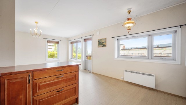 Kjøkkenet er utstyrt med integrert stekeovn og nedfelt platetopp med ventilator under overskap. Nisjer for frittstående kjøleskap og oppvaskmaskin.