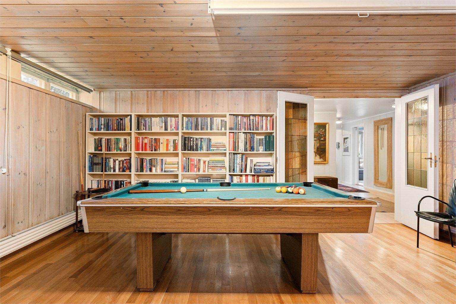 Rommet er et allsidig areal for sosiale sammenkomster og familiehygge.