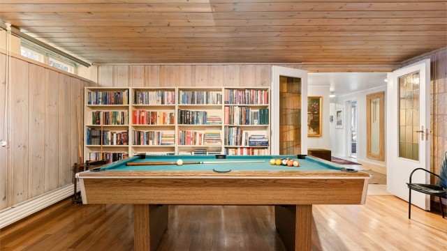 Rommet er et allsidig areal for sosiale sammenkomster og familiehygge.