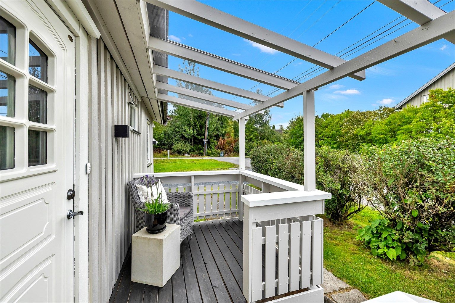 Her møtes du av en overbygd og pent opparbeidet inngangsparti med god plass til både sittegruppe og dekorative detaljer. 