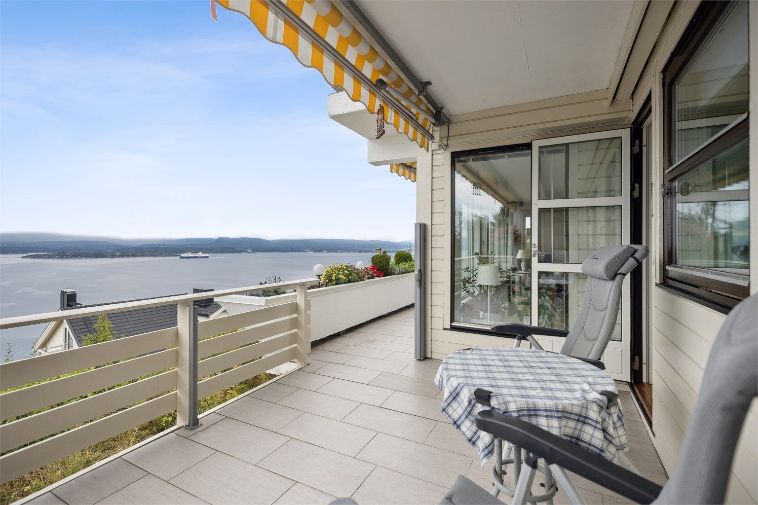 Det er utgang til den delvis overbygde terrassen fra både stuen og kjøkkenet.