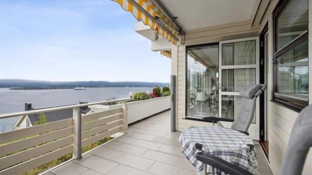 Det er utgang til den delvis overbygde terrassen fra både stuen og kjøkkenet.