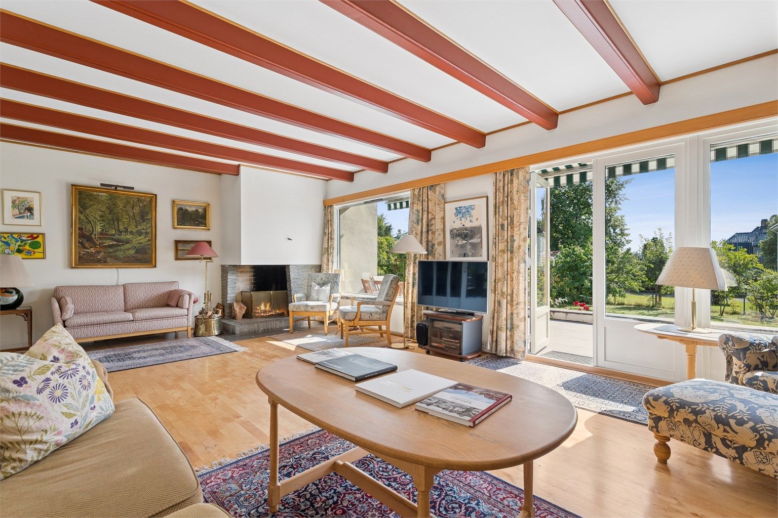 Romslig stue med mye naturlig lys og utgang til terrasse og hagen. 