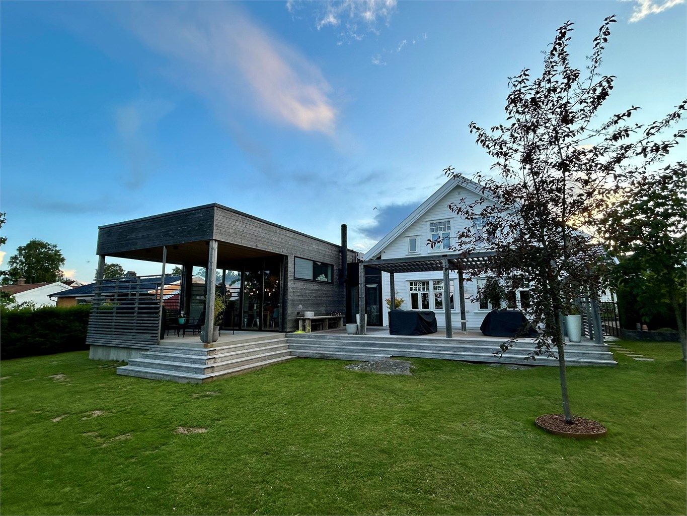 Stor tomt med flott hage.