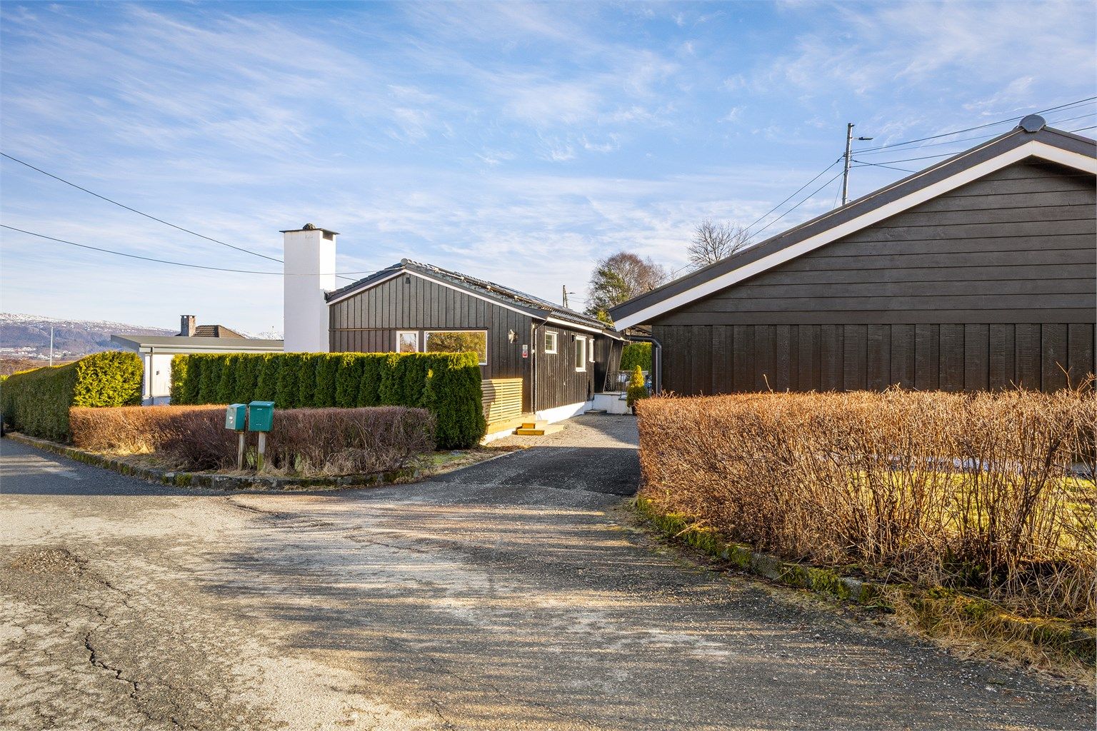Innkjørsel fra Ekerdalen til eiendommen.