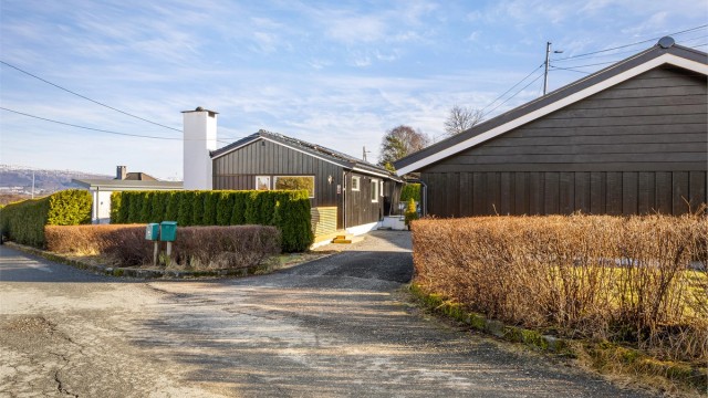 Innkjørsel fra Ekerdalen til eiendommen.