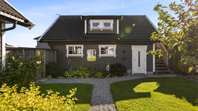 Innredet og isolert værelse over loft (ikke godkjent til varig opphold) med utvendig trappeadkomst