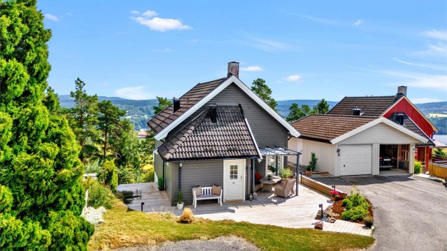 Eiendomsmegler Krogsveen v/ Vegard Gran Andersen ønsker deg velkommen til Bjørkelia 41!