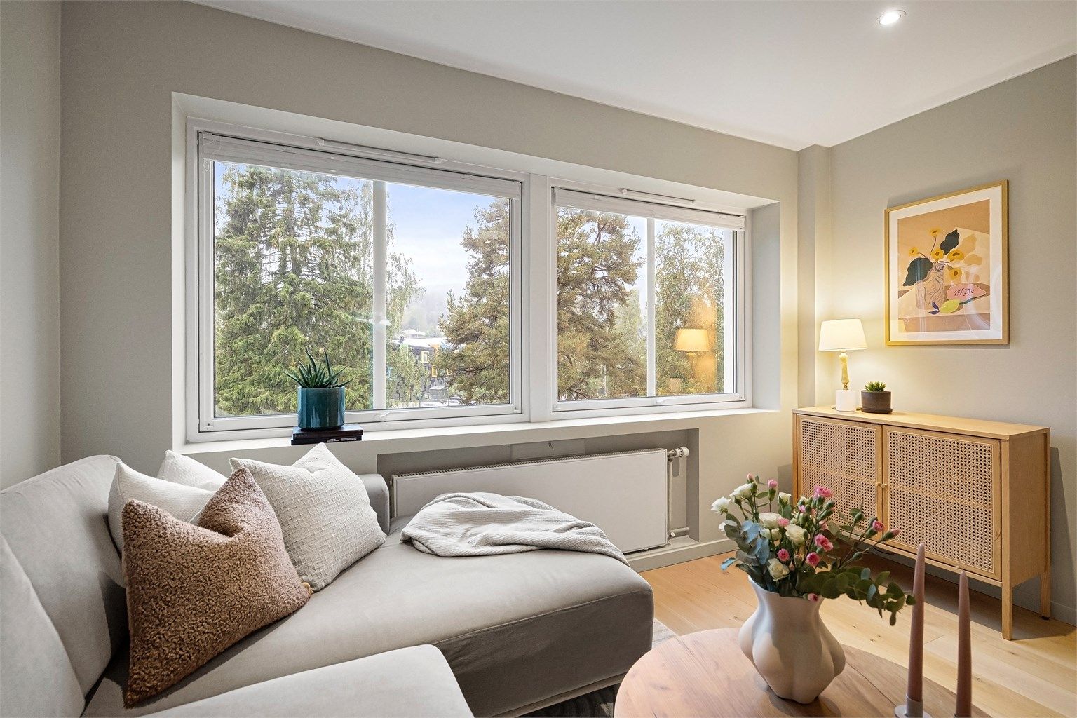 Svært god intern beliggenhet med lite innsyn og hyggelig utsikt over frodige fellesarealer