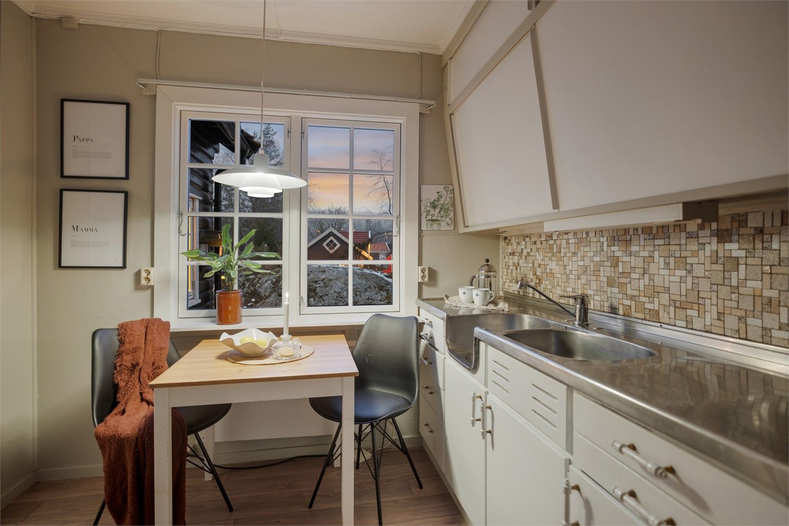 Kveldsstemning ved kjøkkenbordet. Her kan man fort se både rådyr, ekorn og mange salgs fugler.