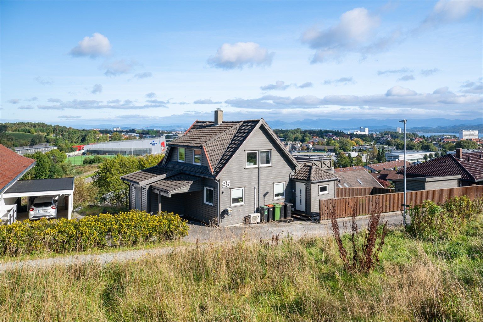 Innholdsrik vertikaldelt bolig som grenser til Sørmarka.