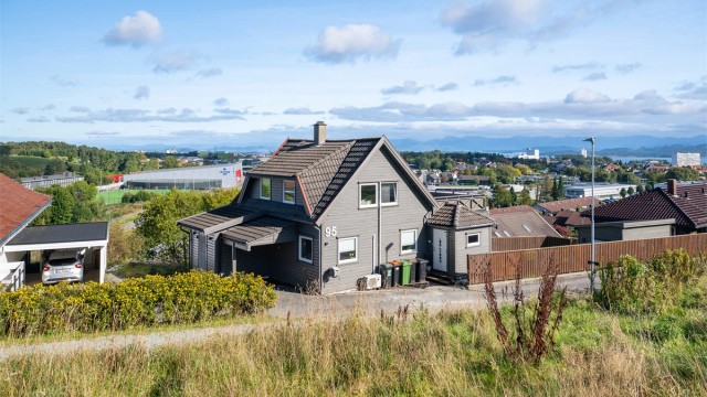Innholdsrik vertikaldelt bolig som grenser til Sørmarka.