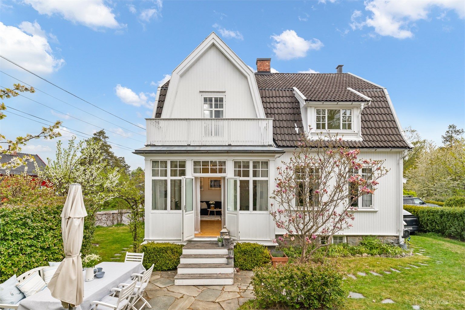 Velkommen til P. A. Holms Vei 35! En klassisk villa fra 1922 med gjennomført arkitektur og et solid utgangspunkt for å skape en moderne familiebolig.
Foto: Løvås Foto