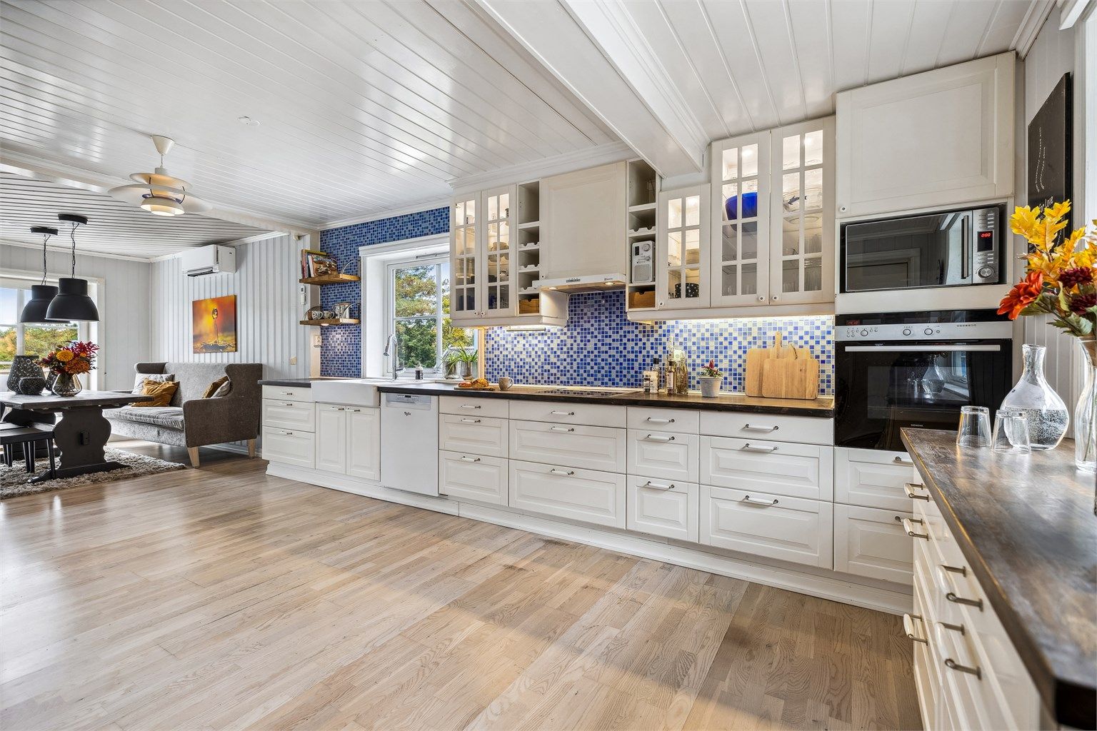 IKEA Kjøkkeninnredning fra 2011 med hvite, profilerte fronter og heltre benkeplate. Det er gode arbeidsflater som legger til rette for at flere kan lage mat samtidig