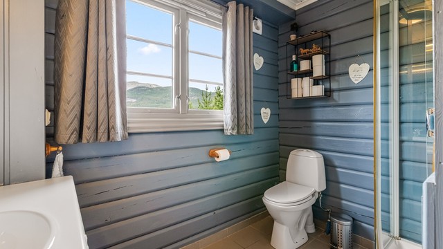 Bad i hovedetasjen med varmekabler i gulv