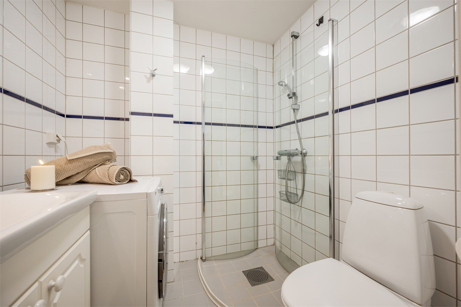 Rommet er utstyrt med klosett, servant med innredning og dusjhjørne med svingbare glassdører, samt opplegg for vaskemaskin. Ventilasjonen ivaretas av mekanisk avtrekk. 