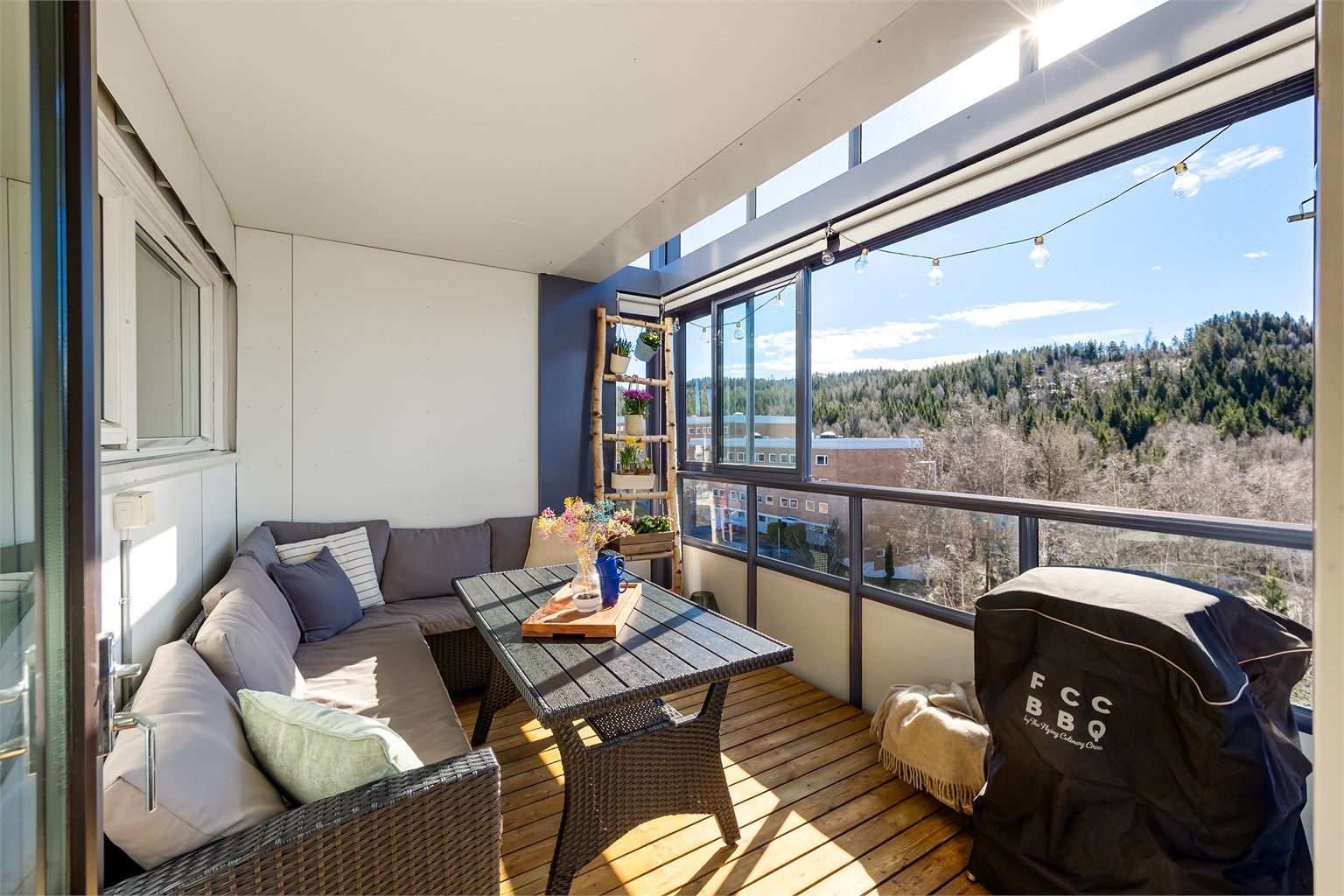 En lys og påkostet 2-roms toppleilighet beliggende høyt og fritt i 9.etg med nydelig utsikt! 