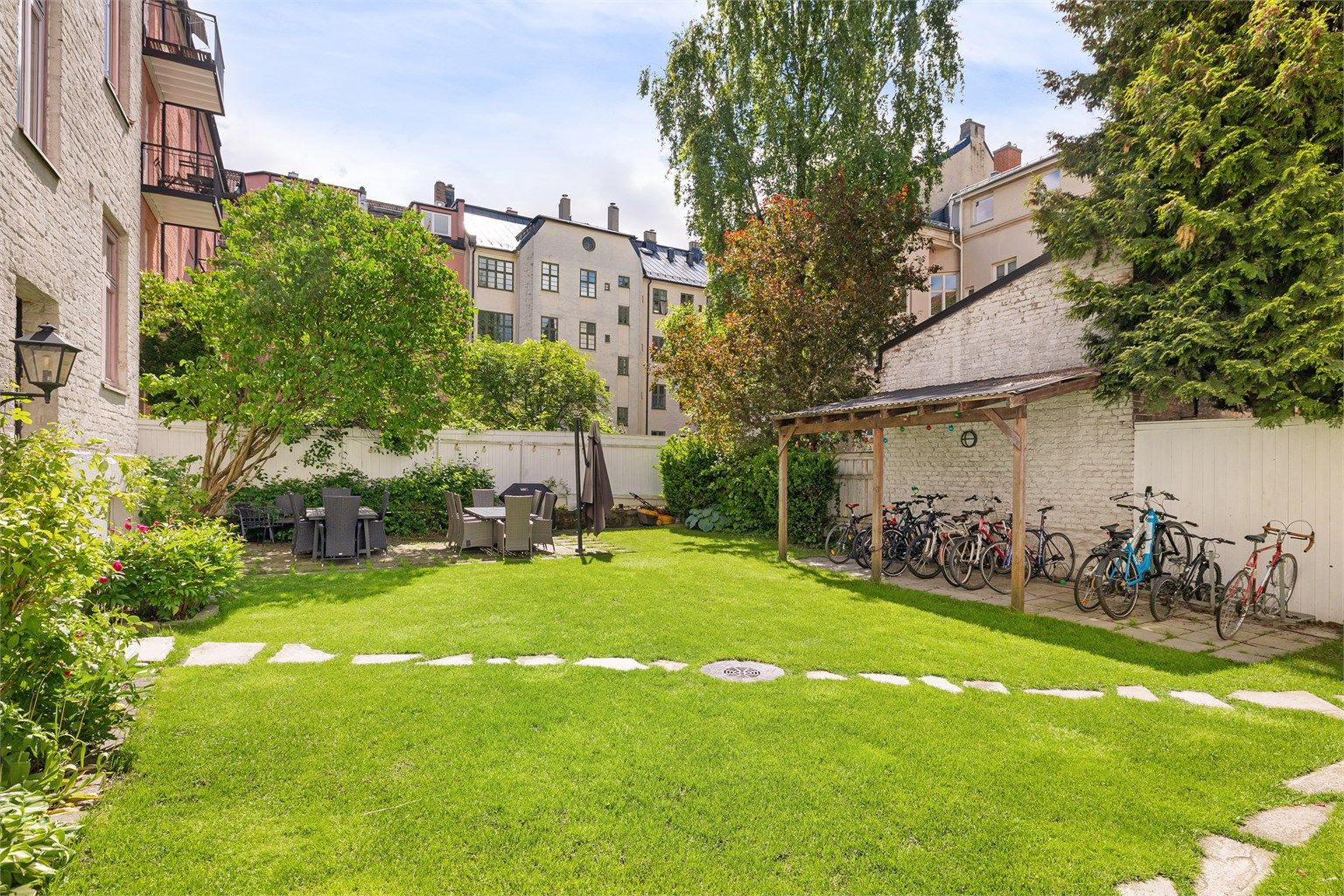 Sameiet har en hyggelig og opparbeidet bakgård med sittegrupper, plen og sykkelparkering.
