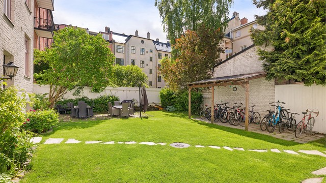 Sameiet har en hyggelig og opparbeidet bakgård med sittegrupper, plen og sykkelparkering.