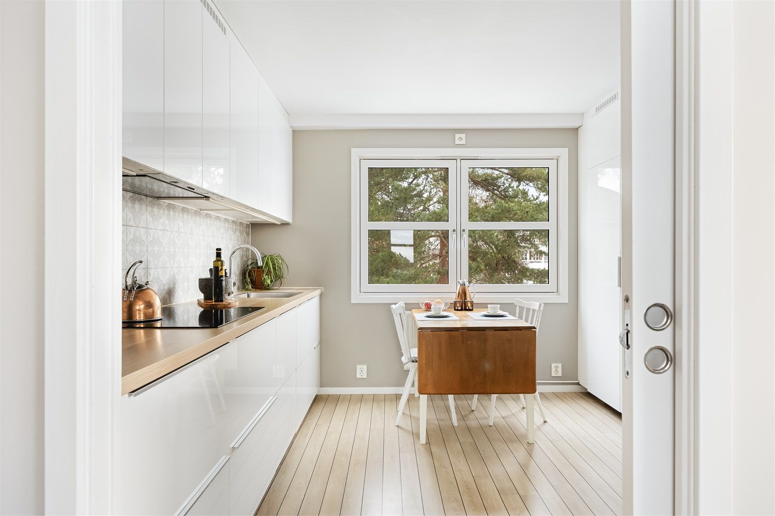 Moderne kjøkken fra 2014 med lyse og glatte fronter.