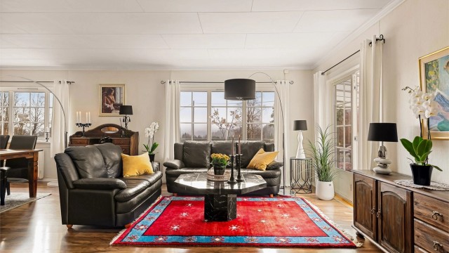 Fra stua er det direkte utgang til glassverandaen med videre adkomst til terrasssen.