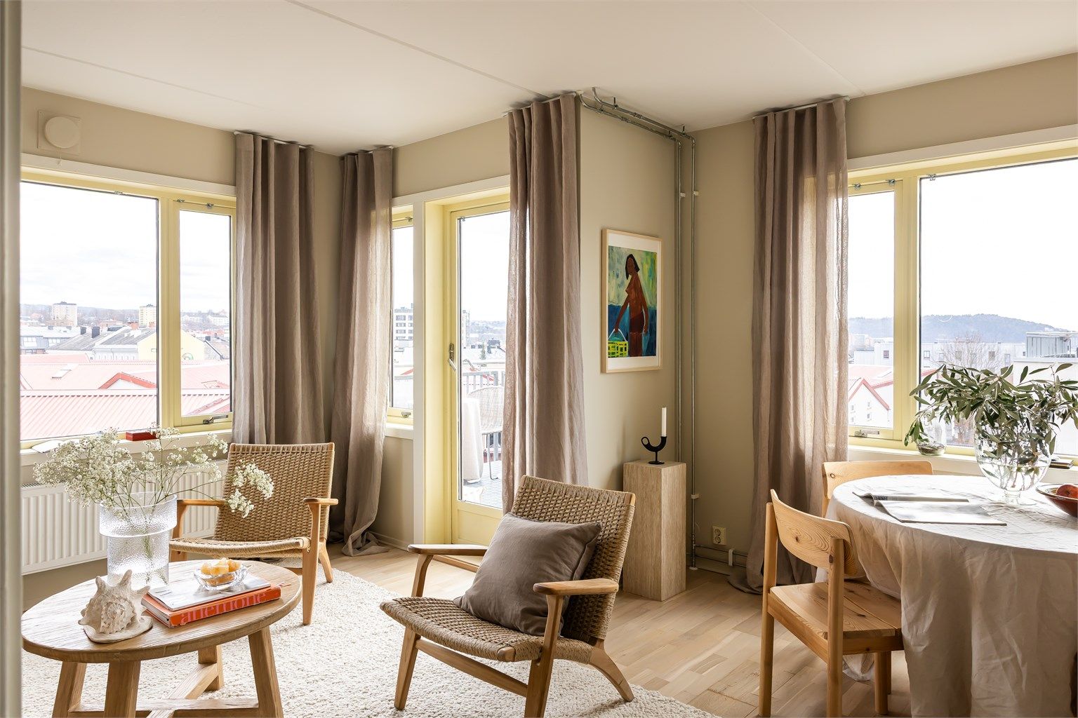 Tiltalende og moderne stue med luftig romfølelse og masse lys fra to himmelretninger.