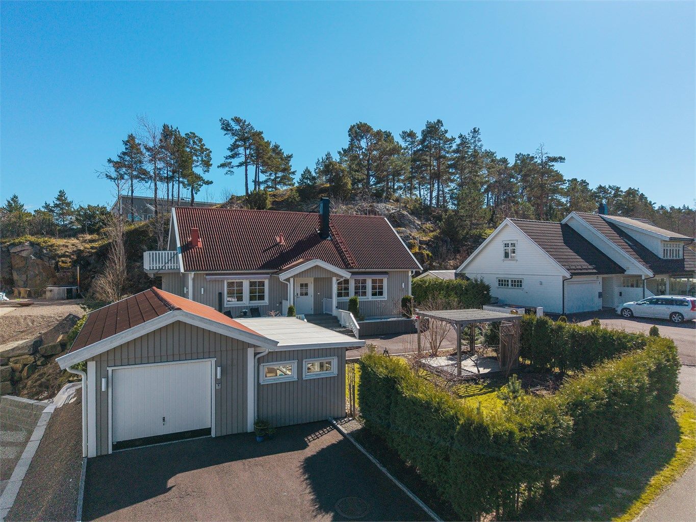 Det er kun en kort spasertur ned til sjøen, med badestrand og mulighet for båtplass.