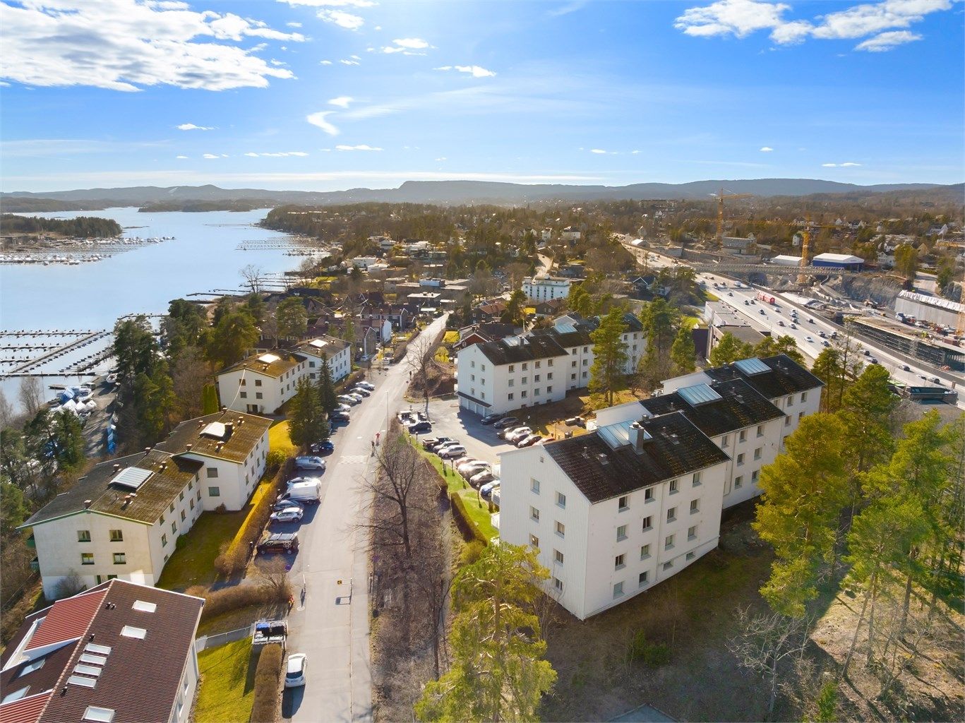 Fra eiendommen er det enkel adkomst til E18, som gir effektiv transport med bil.