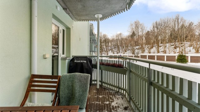 Balkongen fra kjøkkenet vender nordvest ut mot borettslagets rolige og grønne fellesarealer. Her kan du spise middag i solen om sommeren!
