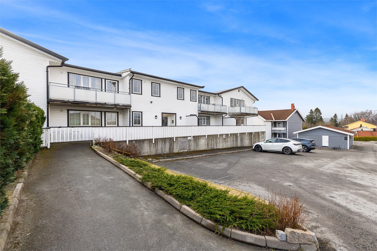 Eiendommen er opparbeidet med asfalterte adkomstveier og parkeringsareal.