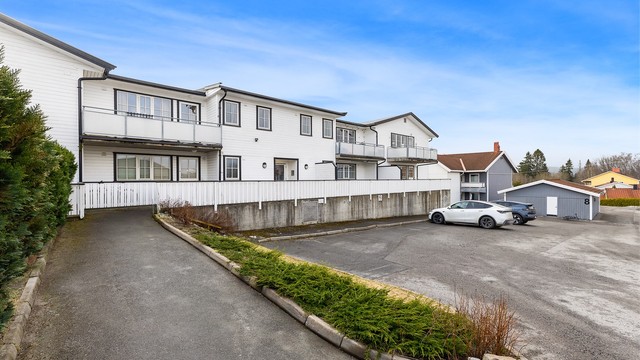 Eiendommen er opparbeidet med asfalterte adkomstveier og parkeringsareal.