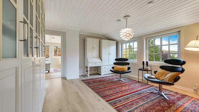 I andre etasje møtes du av en hyggelig loftstue som fungerer perfekt som ekstra TV-stue, lekerom eller ungdomsavdeling.