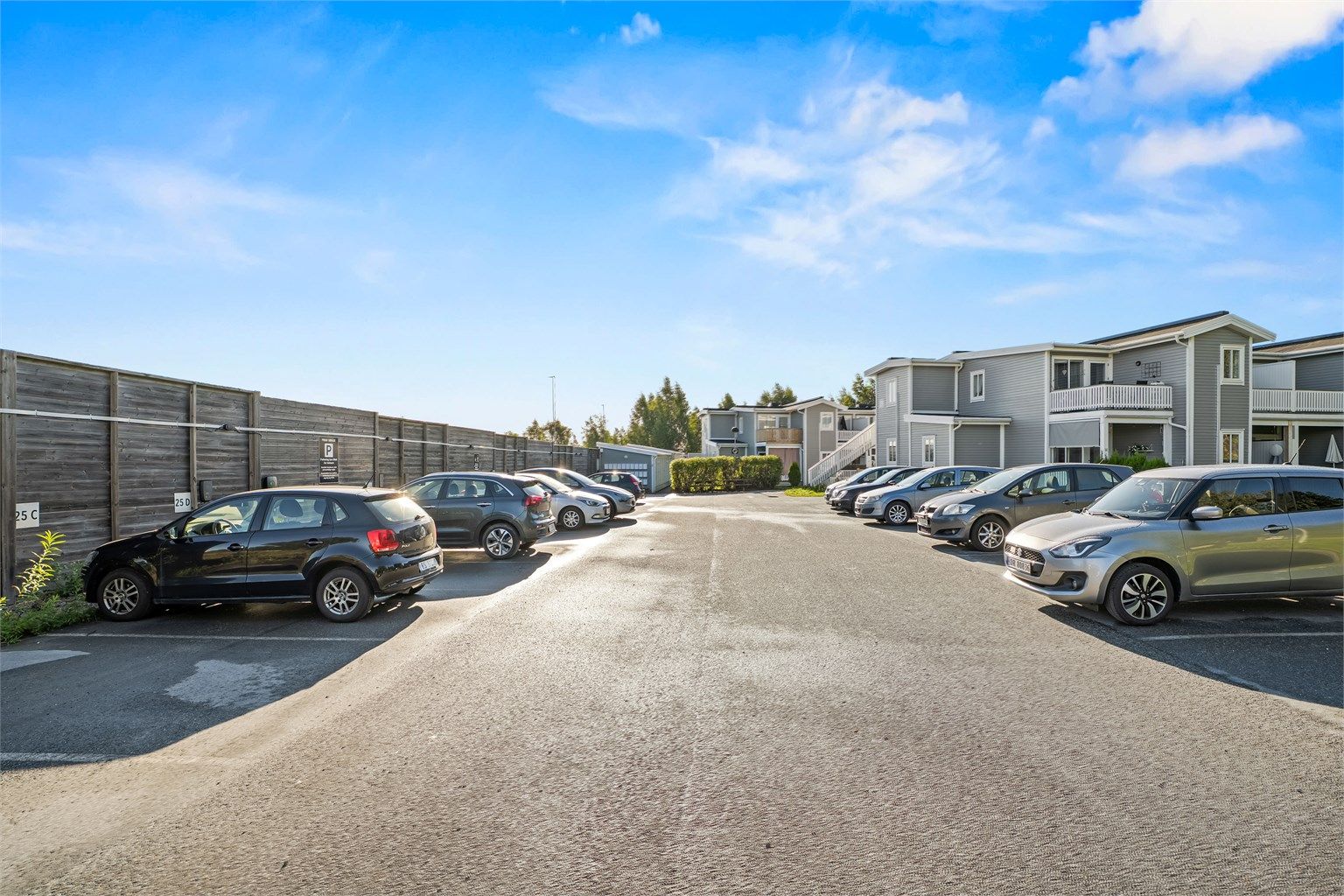 Leiligheten disponerer en parkeringsplass på borettslagets felles parkeringsplass