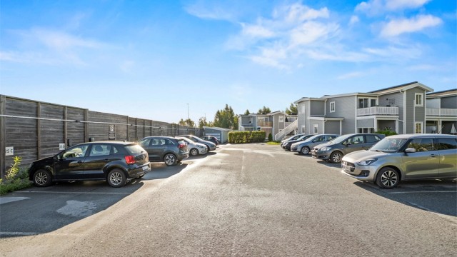 Leiligheten disponerer en parkeringsplass på borettslagets felles parkeringsplass