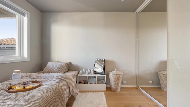 Soverom III er også av god størrelse og har skyvedørsgarderobe med oppbevaring.