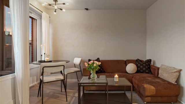 Leiligheten har en en praktisk planløsning og moderne overflater.