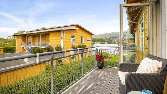 Leiligheten har en fin beliggenhet i første rekke langs Drammenselva.
Foto: Stine Prøitz Jørgensen