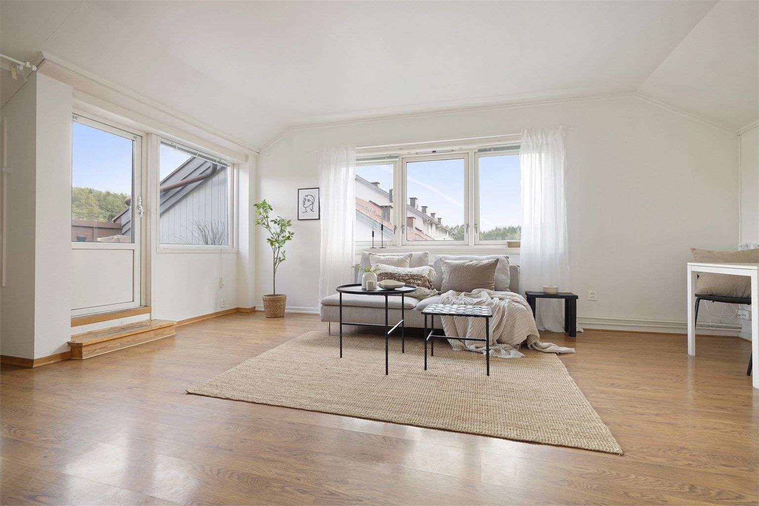 God takhøyde og store vindusflater