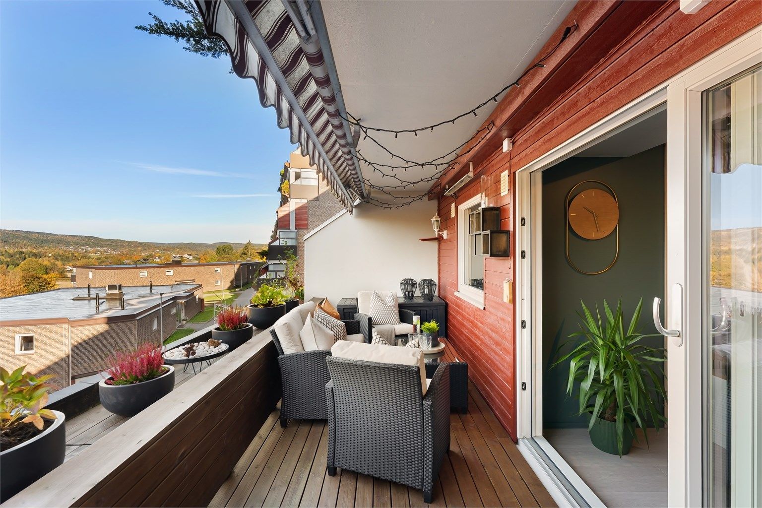 Terrassebord på balkongen luner og gir et delikat preg.