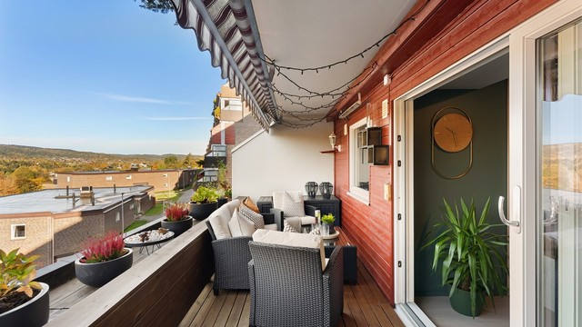 Terrassebord på balkongen luner og gir et delikat preg.