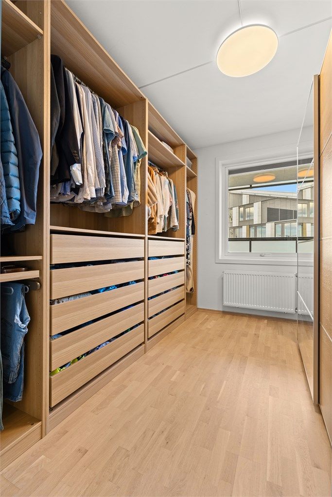 Det tredje soverommet brukes i dag som walk-in-garderobe.