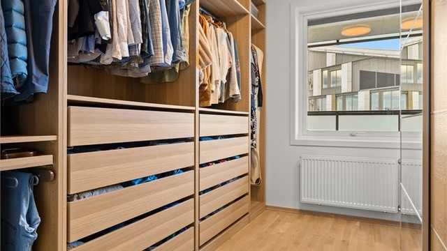 Det tredje soverommet brukes i dag som walk-in-garderobe.