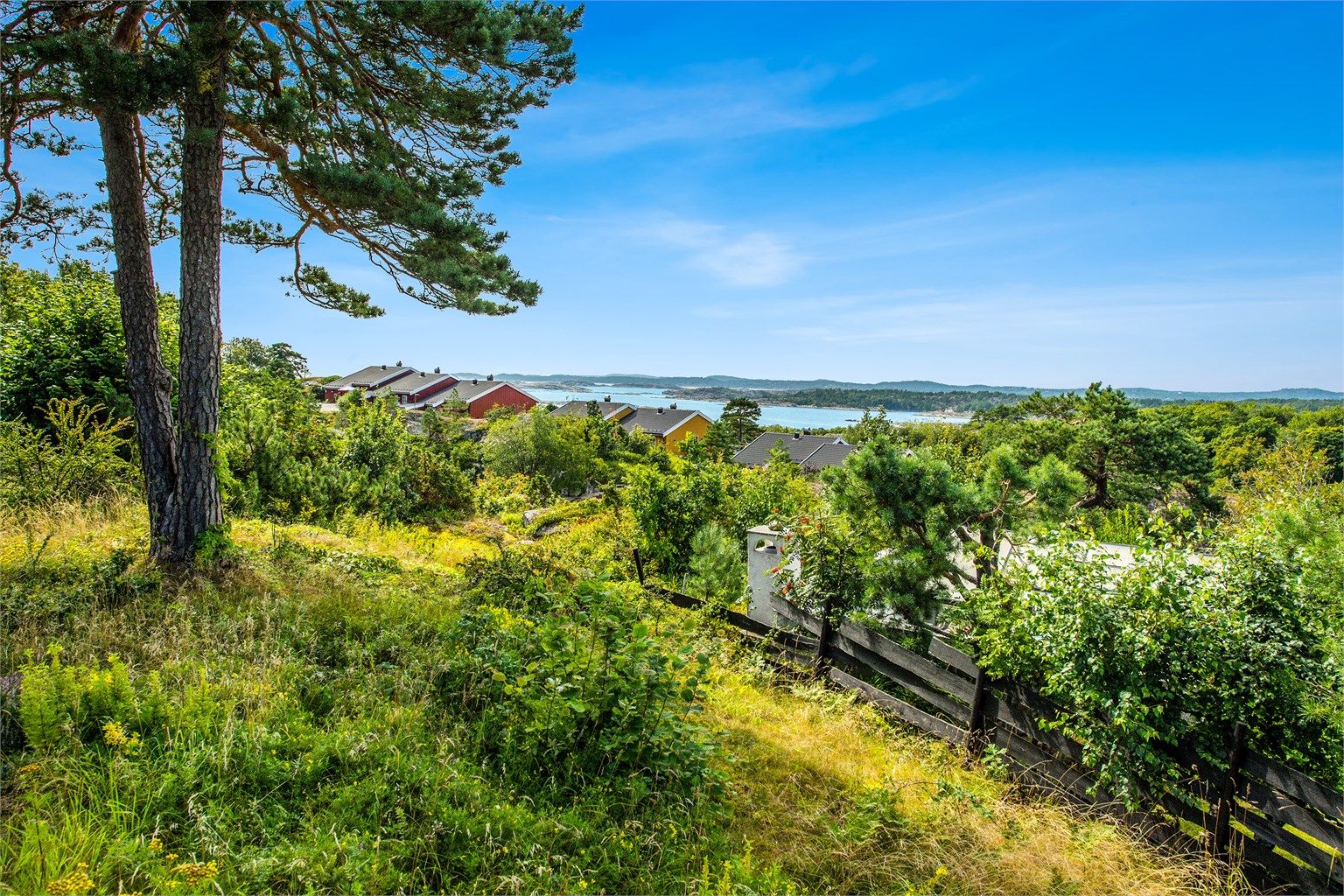 Det er nydelige sol og utsiktsforhold på eiendommen