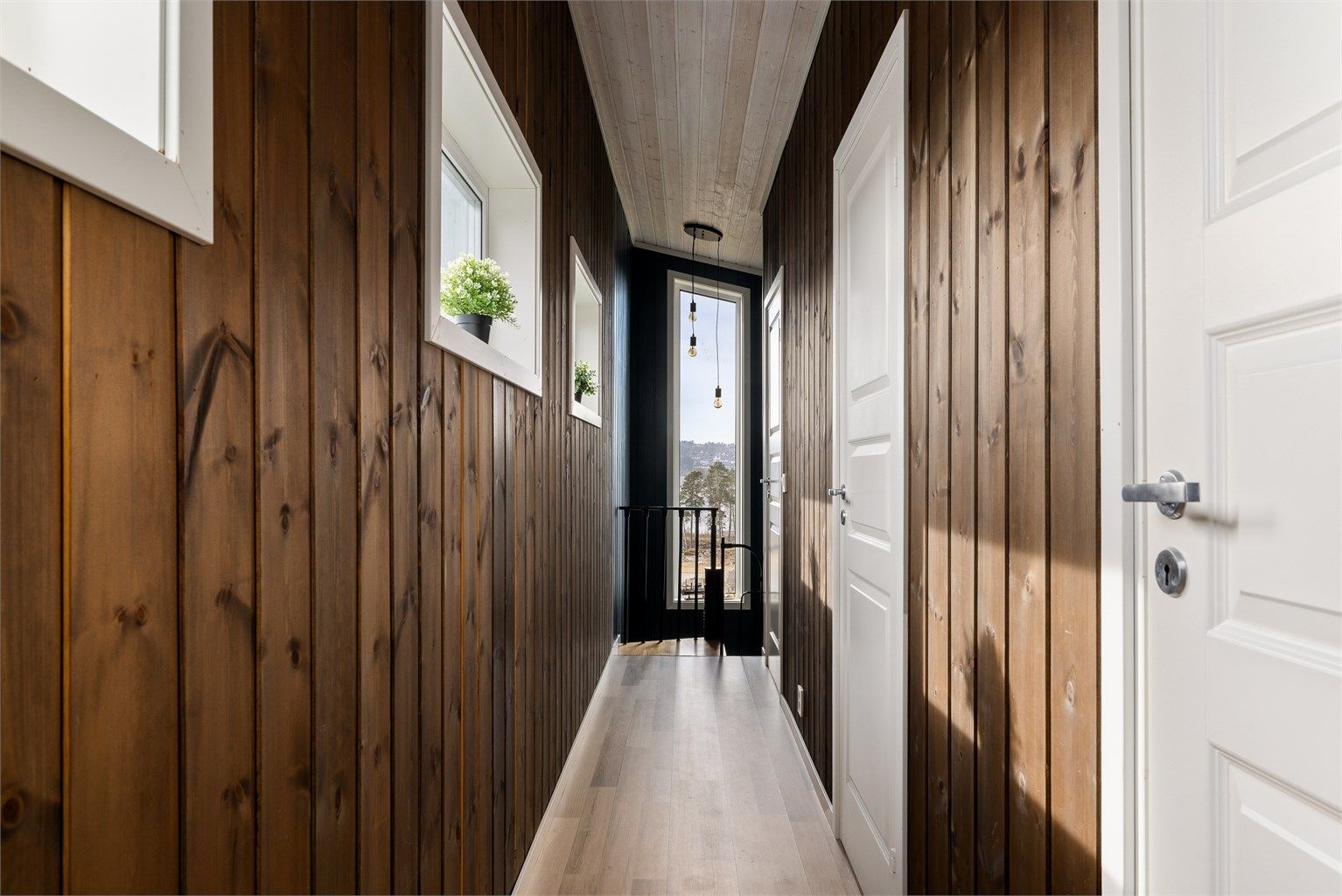 Når du kommer opp i 2. etasje er det en gang med adkomst til soverommene og badet her oppe.