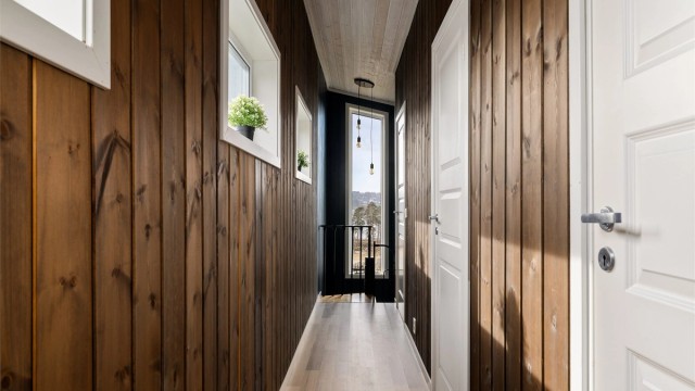 Når du kommer opp i 2. etasje er det en gang med adkomst til soverommene og badet her oppe.