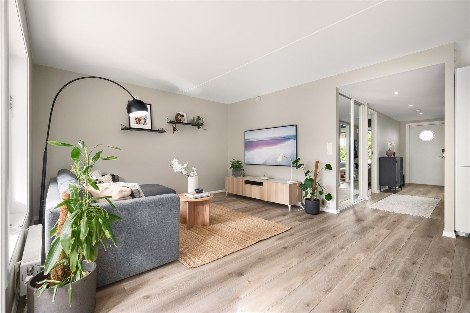 Stuen er av god størrelse med plass til sofa, tilhørende salongbord og TV-seksjon.