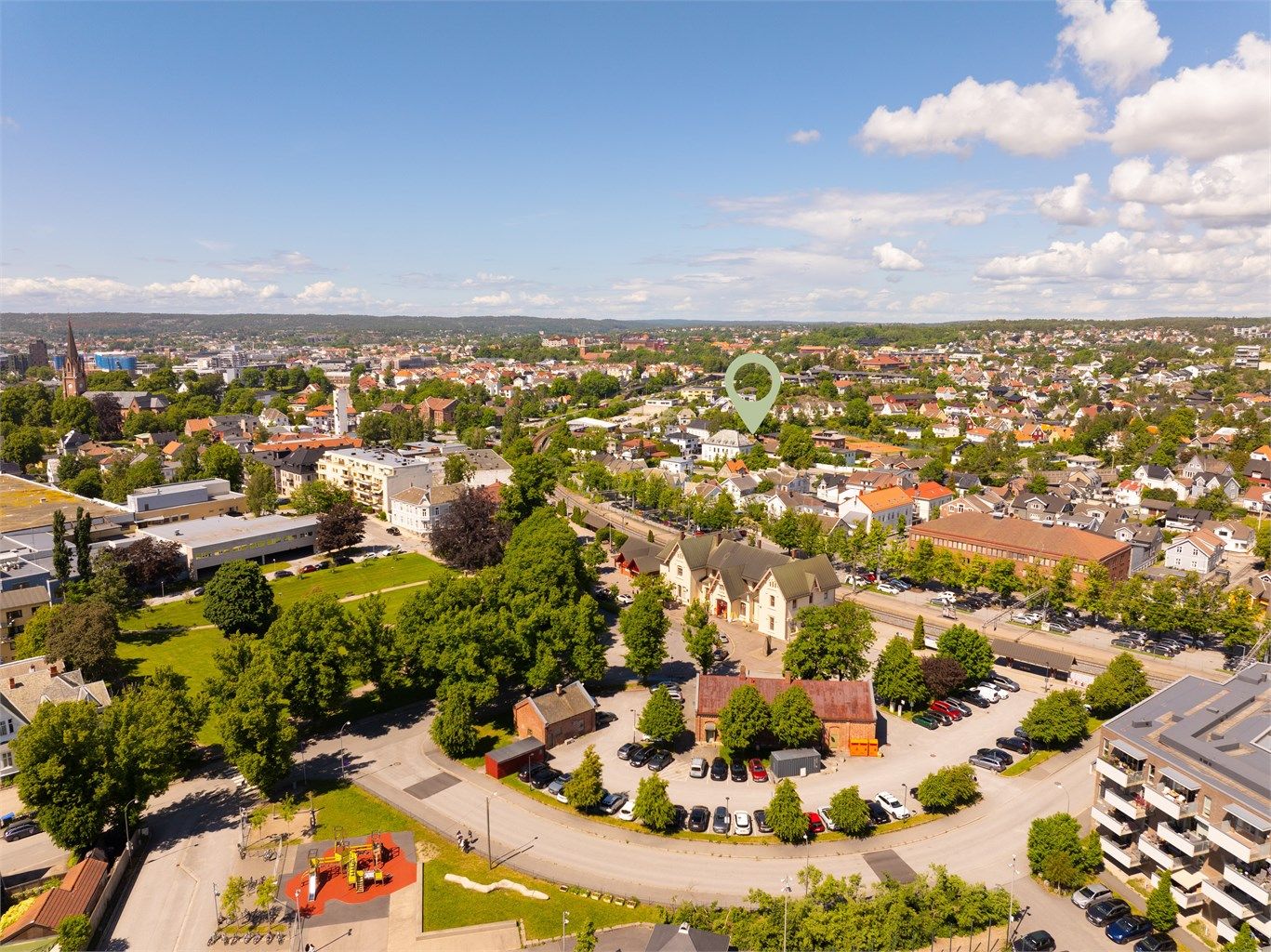 Til togstasjonen tar det kun et fåtall minutter å gå. Reisetiden med tog mellom Fredrikstad og hovedstaden er i dag fra om lag én time.