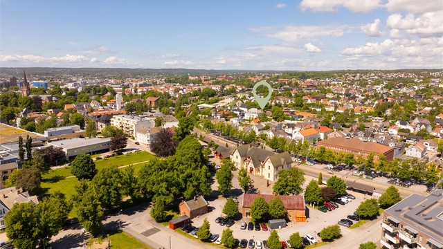 Til togstasjonen tar det kun et fåtall minutter å gå. Reisetiden med tog mellom Fredrikstad og hovedstaden er i dag fra om lag én time.